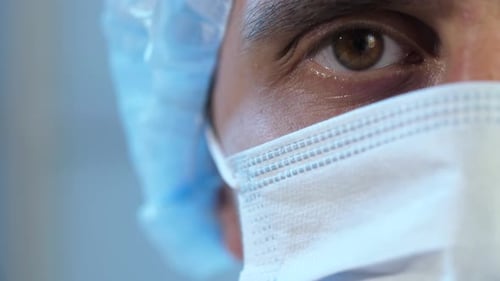 Oeil du médecin en masque chirurgical