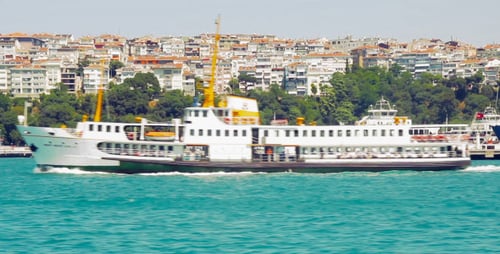 Istanbul-Fähre fährt von rechts nach links
