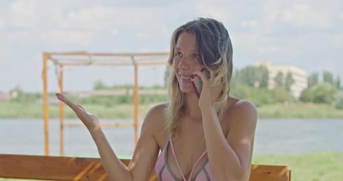 la fille blonde parle au téléphone Les sourires ont appris la bonne nouvelle