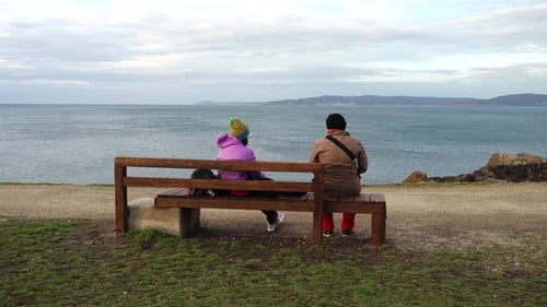 La gente mira el Océano Atlántico