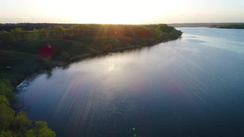 Flug über den schönen Spring River. Aufnahme mit Luftbildkamera. Die Ukraine.