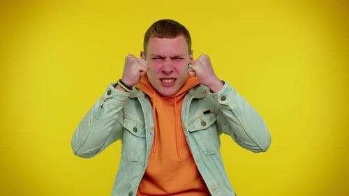 Bouleversé, frustré, agacé, irrité, se querelle, demandant la raison du conflit, pourquoi il est si