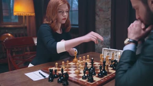 Junges Mädchen spielt Schach
