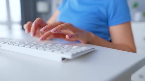 Weibliche Hände tippen auf einer Computertastatur. Konzept der Remote-Arbeit.