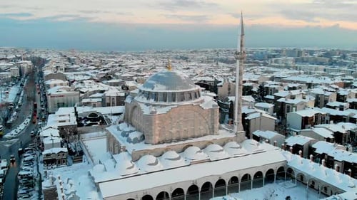 Luftaufnahme der Istanbuler Moschee in der Wintersaison mit Schnee