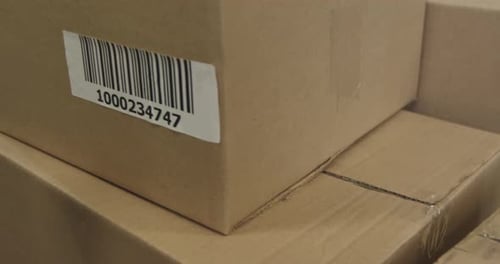 Digitalizando um código de barras em uma caixa em um depósito