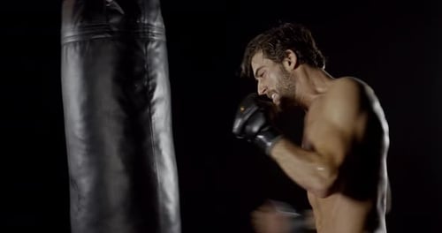 Sportliches Training Boxen für Männer in Zeitlupe