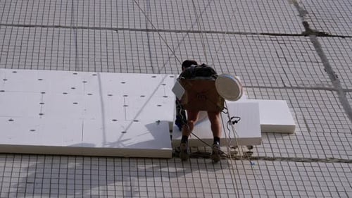 Isolamento industrial de alpinistas de fachada de antigo edifício alto usando isopor