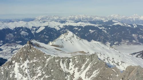 Alrededor del pico de la montaña