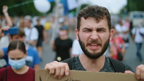 Demonstration, Bartmann auf regierungsfeindlicher Kundgebung, Streikposten leisten Widerstand, Rebell winkt mit der Faust