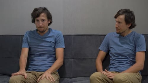 Emotionale Intelligenz Konzept. Auf der einen Seite fühlt sich ein junger Mann depressiv und ängstlich