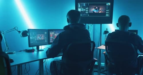 Gruppe von Hackern, die an Computern arbeiten