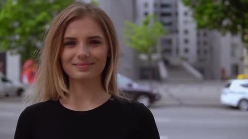 Gros plan, visage, joyeux, fille, extérieur
