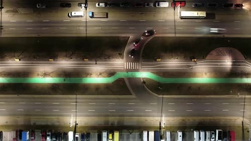 Cruce de peatones y tráfico Vida de la ciudad de noche con muchos coches