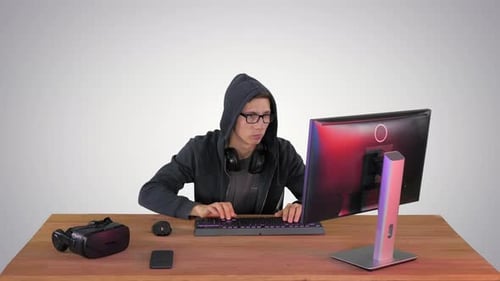Hacker tippen schnell am Computer auf Verlaufshintergrund.