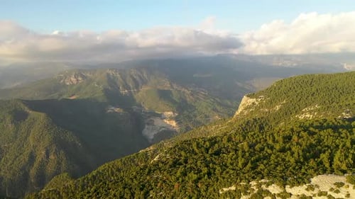 Vue aérienne de terrain montagneux en Turquie