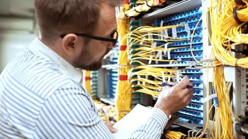 Ingenieur arbeitet im Datenraum