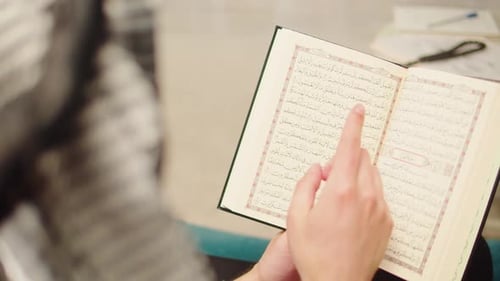 Mann liest Koran Beten Nahaufnahme Islamische Religion