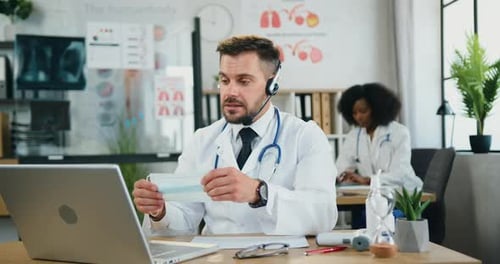 Médico en auriculares inalámbricos que informa a la audiencia en línea sobre la necesidad de usar una máscara protectora