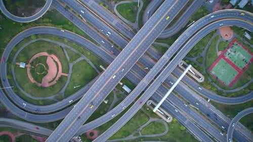 4K : vidéo hyperlapse de Drone aérien de la jonction routière à péage surélevée