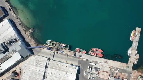 Fischerboote in einem alten Hafen in Südafrika angedockt