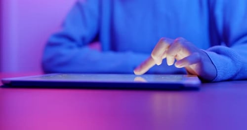 Arbeite am Tablet-Computer