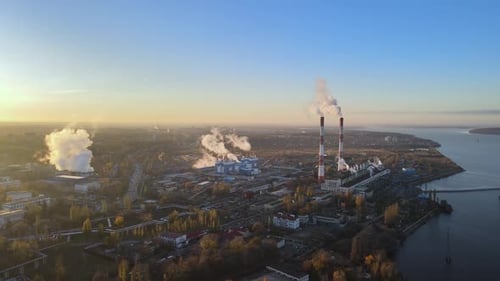Umweltverschmutzung durch Industrieunternehmen mit Rauchentwicklung