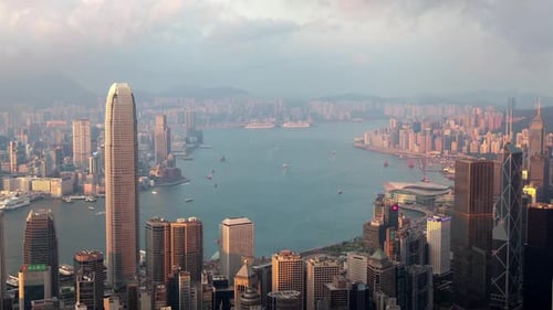 Stadtbild Moderne Gebäude am blauen Hafenufer Hongkongs