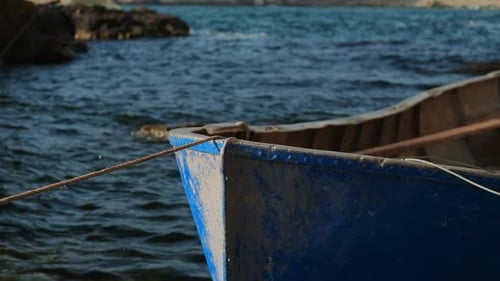Viejo barco solitario bailando sobre las olas del mar