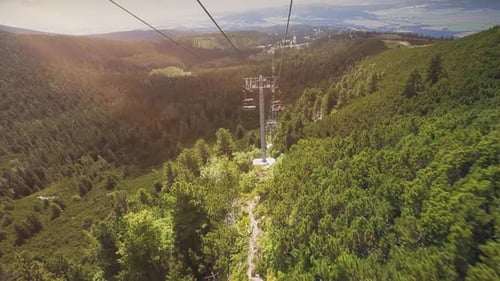 Télésiège de montagne en saison estivale Tatry Highland