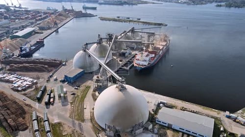 Industriegebiet des Frachthafens mit Schiffen