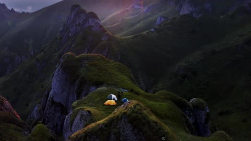 Acampar en la montaña al atardecer durante el otoño