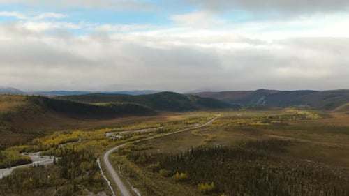 Vista da estrada sinuosa cênica cercada pelo rio