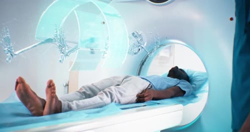 Hombre negro durante una tomografía computarizada futurista de cuerpo completo