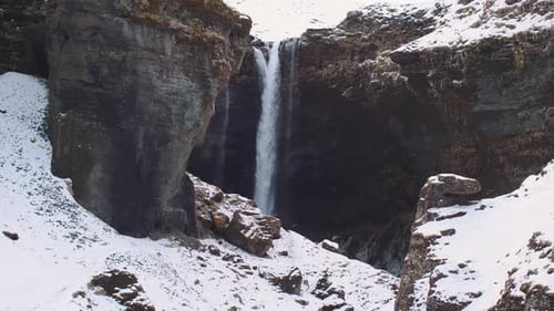 Blick auf den herrlichen berühmten Wasserfall Kvernufoss in Island