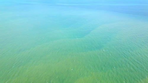 Vue aérienne 4K du déplacement d'un drone sur une mer magnifique. Survol de l'océan, haute mer.