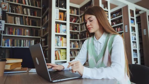 Femme utilisant un ordinateur portable naviguant sur Internet dans