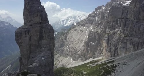 Vue aérienne d'une randonnée en montagne par Drone.