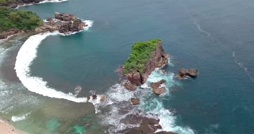 Tiro de Drone de rochas de coral, as ondas batendo rochas no oceano tropical, Praia Aérea de Jungwok em G