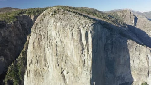 Parque
Nacional de Yosemite. El Capitan Peak brillantemente iluminado con la luz del atardecer. Oeste de Sierra Nevada