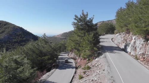 Auto fährt vom Bergpass runter.