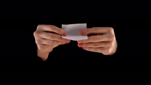 Magier zeigt Trick mit Geld auf schwarzem Hintergrund
