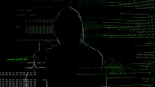 Hacker masculin sans visage activant à distance la bombe en appuyant sur le bouton, terrorisme
