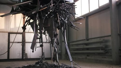 Un enorme electroimán está levantando chatarra