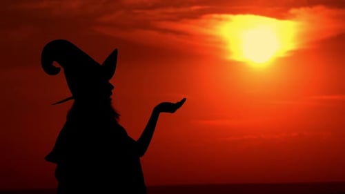 Bruja soplando polvo mágico en el fondo Sol ascendente