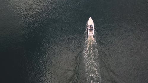 Schnellboot aus der Luft auf dem Wasser