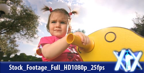 Bebê no parque infantil