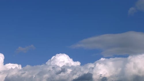 Zeitraffer 2: Weiche Wolken und blauer Himmel