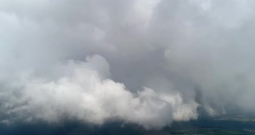 Durch die Wolken fliegen Himmel