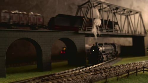 Modelos de trem de passageiros e trens de carga em movimento na ferrovia.